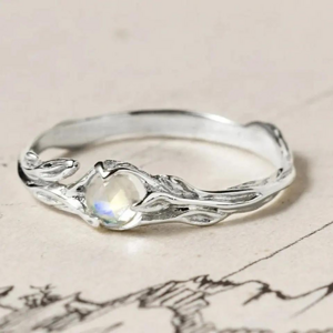 OLIVIE Stříbrný prsten MĚSÍČNÍ KÁMEN 7755 Velikost prstenů: 5 (EU: 49-50) Ag 925; ≤2,2 g.