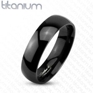 Černý prsten z titanu s lesklým, hladkým a vypouklým povrchem, 8 mm - Velikost: 67