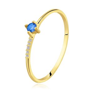 Jemný prsten ze žlutého 14K zlata - modré zirkony, řada čirých zirkonů - Velikost: 62