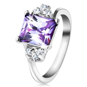 Prsten s lesklými rameny a obdélníkovým zirkonem světle fialové barvy - Velikost: 55