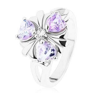 Prsten ve stříbrném odstínu, kvítek s fialovými zirkonovými srdíčky - Velikost: 52