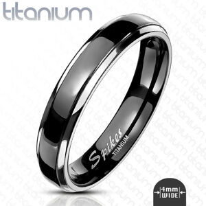 Prsten z titanu - hladká obroučka s vystupujícím černým středem a okraji ve stříbrné barvě, 4 mm - Velikost: 54