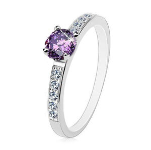 Stříbrný prsten 925, kulatý zirkon fialové barvy, čiré zirkony na ramenech - Velikost: 60
