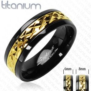 Titanový prsten černý se vzorovaným pruhem zlaté barvy - Velikost: 64