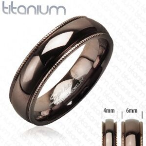 Titanový snubní prsten s vroubkovaným okrajem barva kávy - Velikost: 71